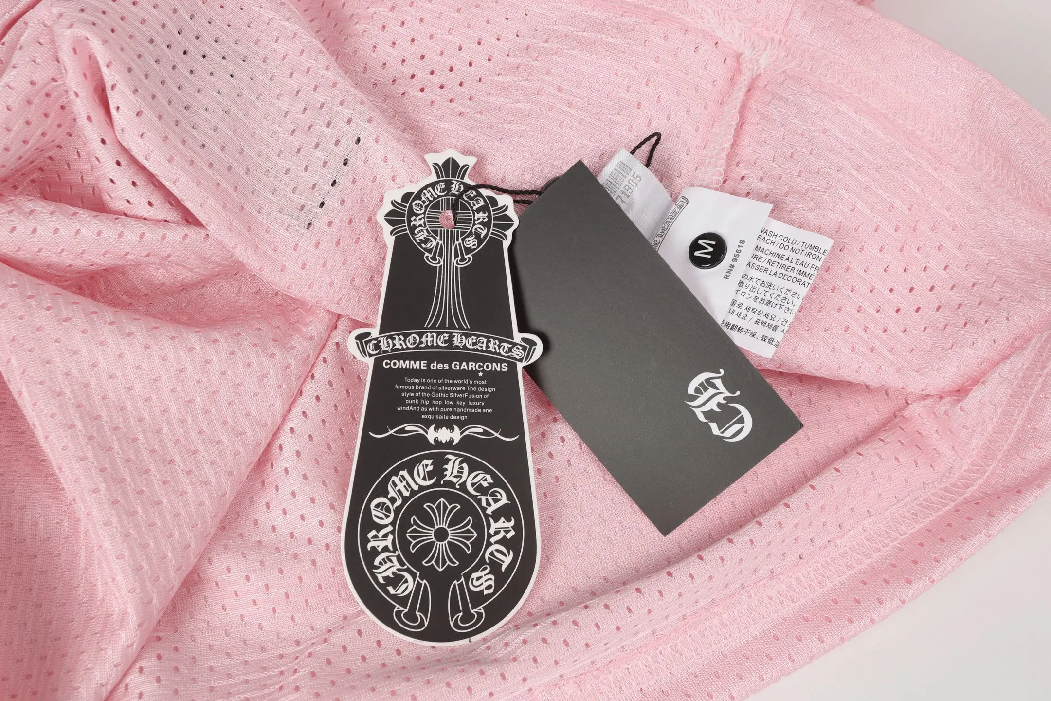 P190 Chrome Hearts CH Chrome Hearts popular Sanskrit printed mesh double-layer ice hockey jersey sports suit. Uses direct injection imported machine printing. Hardware and accessories are all ground and customized. Correct configuration. Black 2025 Chrome Hearts authentic packaging. 300 grams of custom-dyed mesh. Large version. Loose and stylish. Different from lower versions, slim and long version with upper body and hip stretch. 100% commitment: top quality. Not fast food. Highest version on the market. Top quality - different from ordinary versions on the market. If you care about quality, you should also respect the price. Absolutely 0 after-sales service and 0 return rate so far. It’s hard not to love the style - 300g mesh custom-dyed fabric - Correct high-density main mark, washed tag, hand-sewn